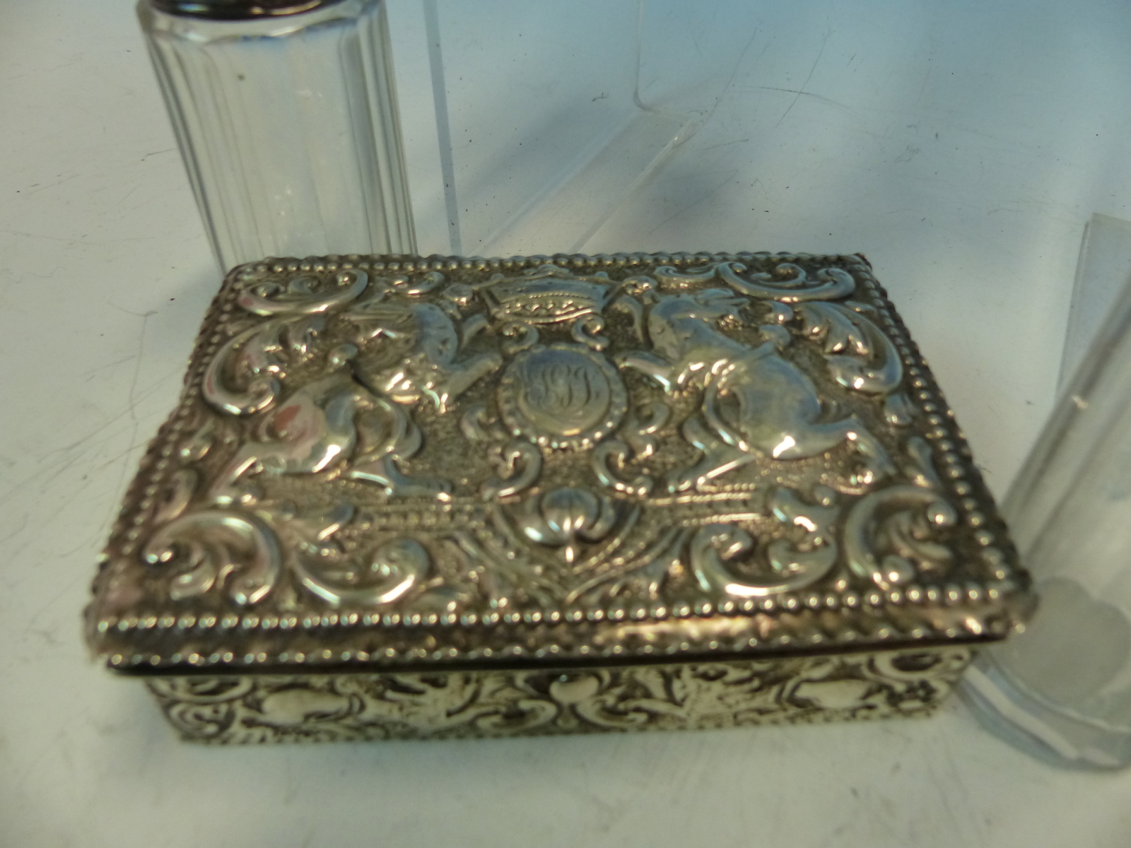 AN ANTIQUE HALLMARKED SILVER RUPOSSE DECORATED EBONY LINED SMALL DRESSING TABLE BOX, TOGETHER WITH - Image 2 of 9