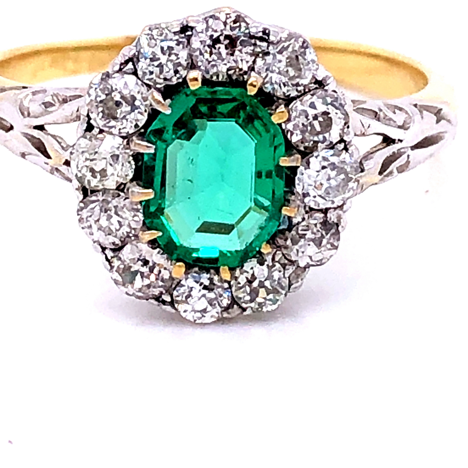 AN EMERALD AND DIAMOND CLUSTER RING. THE PRINCIPLE MIXED CUT EMERALD IN A TWELVE CLAW SETTING - Image 15 of 17