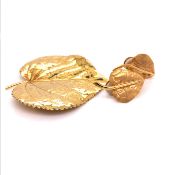 AN 18ct GOLD HALLMARKED LEAF FORM BROOCH TOGETHER WITH A PAIR OF 9ct GOLD CLIP ON LEAF EARRINGS.