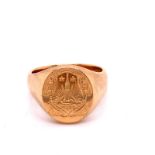 AN 18ct GOLD HALLMARKED OVAL OXFORD MASONIC SIGNET RING. ENGRAVED WITH THE BANBURY CROSS, MASONIC