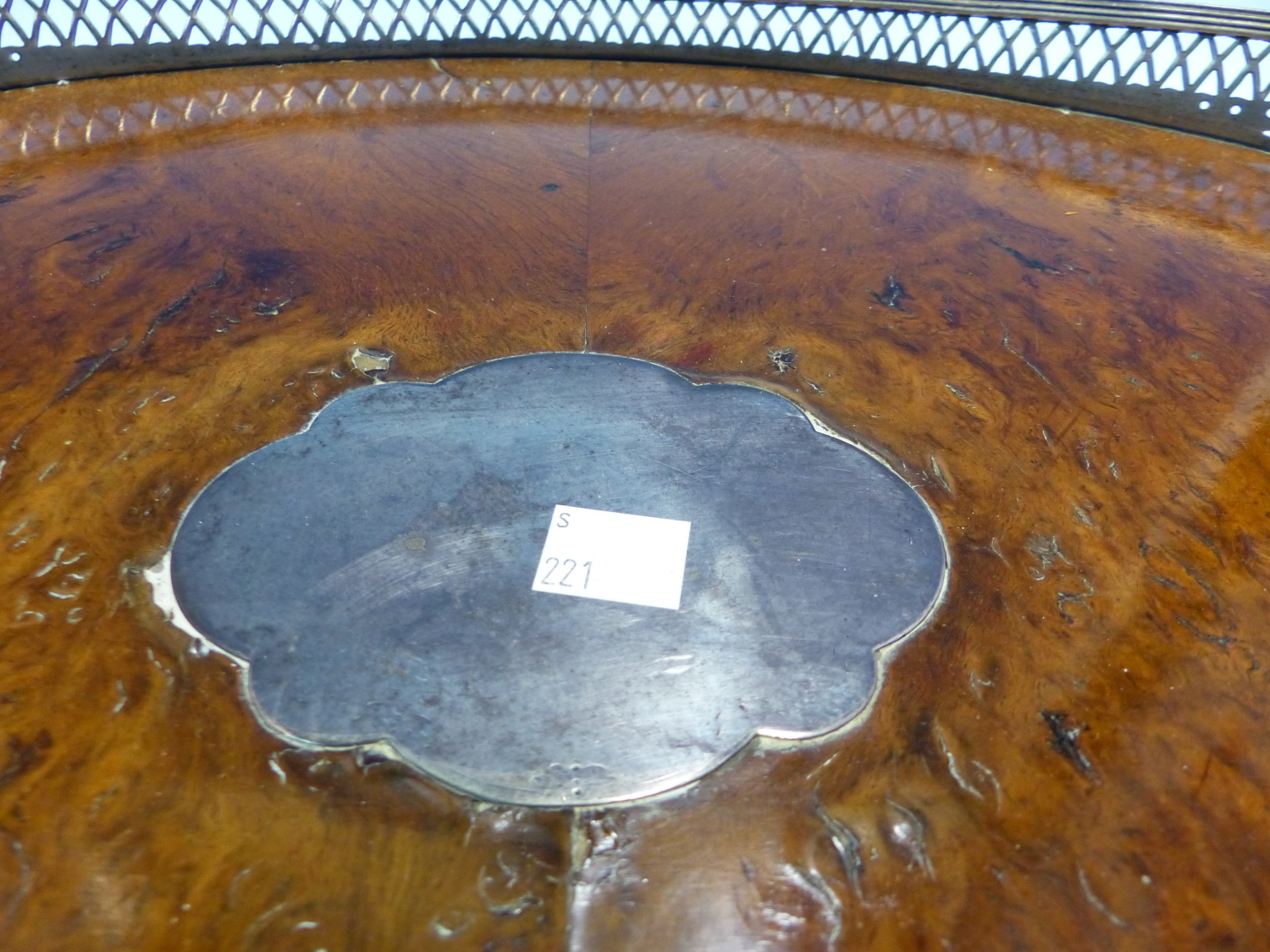 A VICTORIAN HALLMARKED SILVER PIERCED RIM GALLERY TRAY WITH WALNUT BASE TOGETHER WITH A HALLMARKED - Image 17 of 20