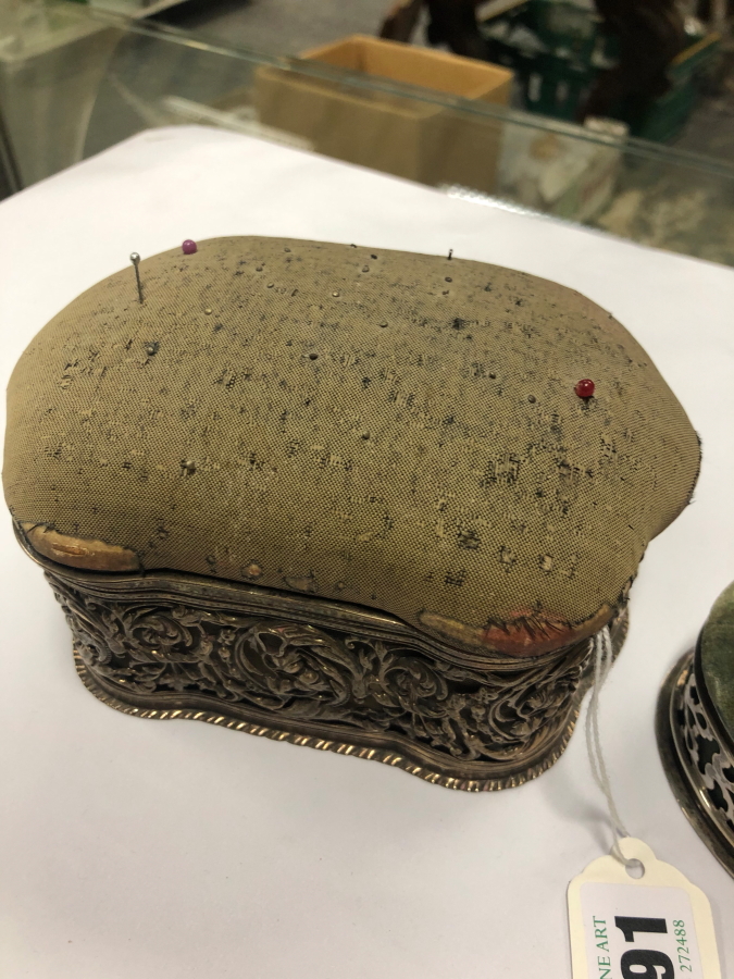 A VELVET PIN CUSHION WITH PIERCED SILVER BORDER HALLMARKED BIRMINGHAM DATED 1901,TOGETHER WITH A - Image 11 of 26