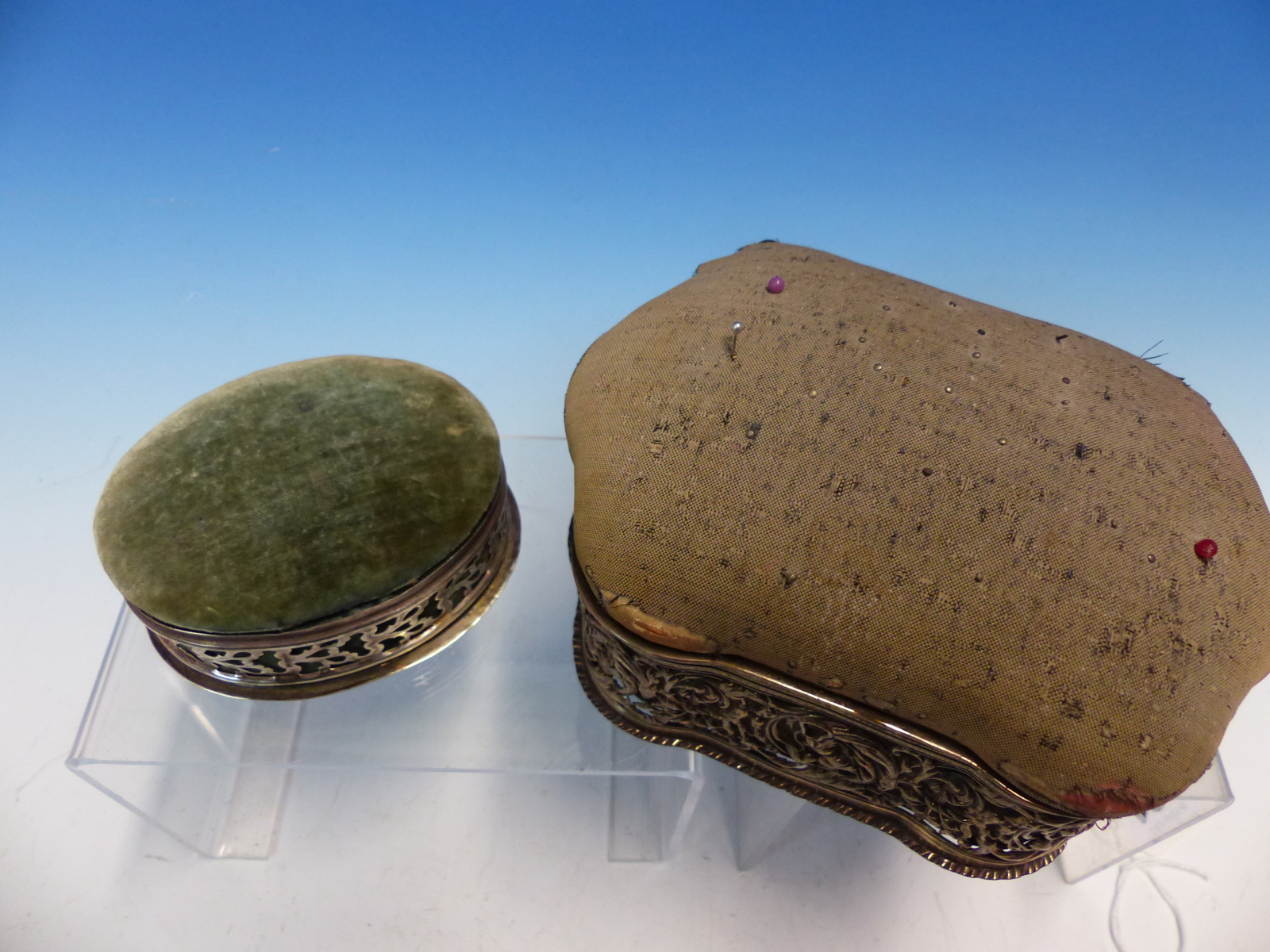 A VELVET PIN CUSHION WITH PIERCED SILVER BORDER HALLMARKED BIRMINGHAM DATED 1901,TOGETHER WITH A - Image 5 of 26