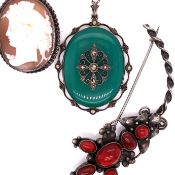 AN CONTINENTAL 800 SILVER OVAL MARCASITE AND HARDSTONE PENDANT SUSPENDED ON A SILVER CHAIN