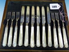 A SILVER HALLMARKED AND MOTHER OF PEARL TWELVE PIECE CUTLERY SET. DATED 1946, SHEFFIELD.