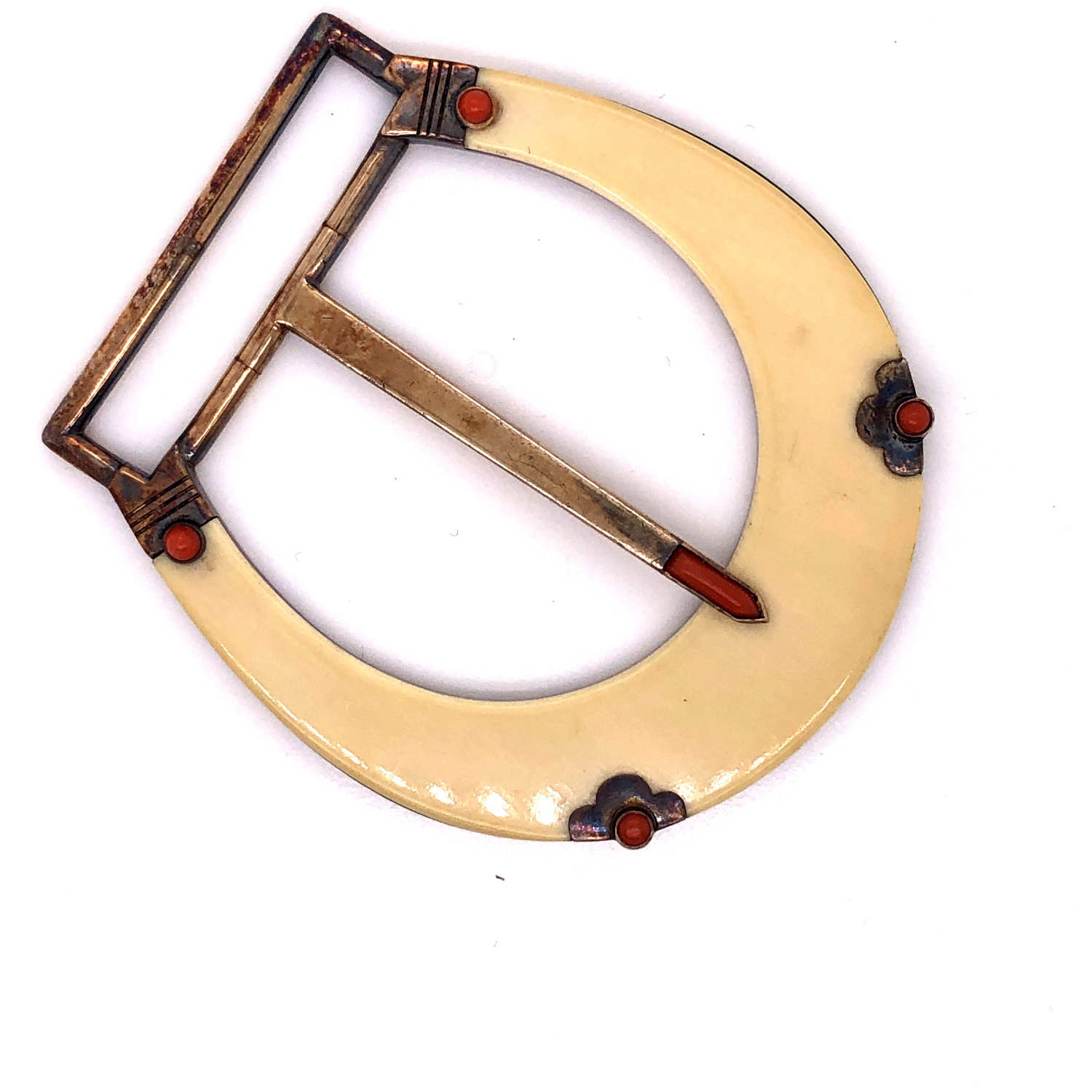 A 1920'S CARTIER PARIS IVORY AND CORAL BELT BUCKLE, THE BUCKLE OF HORSESHOE DESIGN INSET WITH A - Image 2 of 9