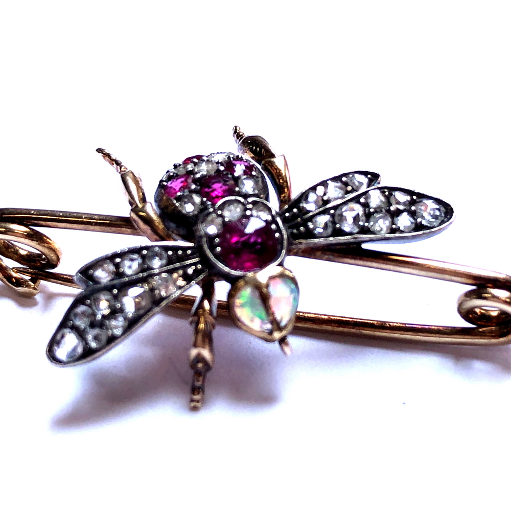 AN ANTIQUE GOLD AND GEMSET BEE BROOCH. THE BODY OF THE BEE IS SET WITH OLD CUT RUBIES AND DIAMONDS - Image 3 of 13