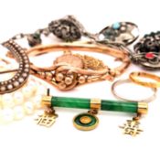 A COLLECTION OF 20th C. JEWELLERY TO INCLUDE A ROSE GOLD BANGLE, A 9ct GOLD LOCKET DATED 1909, TWO