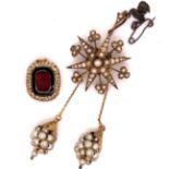AN ANTIQUE SEED PEARL AND 9ct GOLD STAR BURST BROOCH PENDANT WITH ADDED GRAPE FORM PEARL DROPPERS