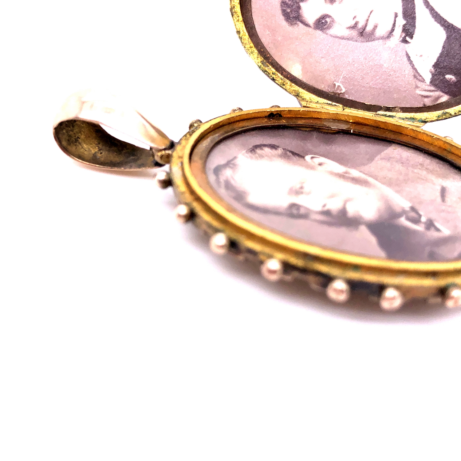 AN ANTIQUE VICTORIAN OVAL GOLD LOCKET WITH AN OLD CUT DIAMOND IN A STARBURST SETTING AND AN ORNATE - Image 8 of 9