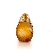AN ISLAMIC ENGRAVED INTAGLIO HARDSTONE SEAL RING IN A FOUR CLAW SETTING ON A YELLOW GOLD SHANK.THE