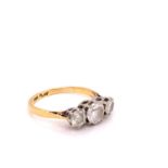 AN 18ct YELLOW GOLD AND PLATINUM CLAW SET THREE STONE GRADUATED DIAMOND TRILOGY RING, FINGER SIZE O,