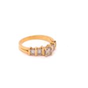 AN 18ct (MARKS RUBBED) YELLOW GOLD FIVE STONE DIAMOND RING. THE CENTRAL BRILLIANT CUT DIAMOND IN A