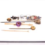 A COLLECTION OF BROOCHES AND STICK PINS TO INCLUDE A VICTORIAN SILVER AND ENAMEL FOLIATE BROOCH
