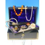 A VINTAGE JEWELLERY BOX AND CONTENTS TO INCLUDE A ROW OF AMBER BEADS, CARNEILIAN DROP EARRINGS, A