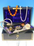 A VINTAGE JEWELLERY BOX AND CONTENTS TO INCLUDE A ROW OF AMBER BEADS, CARNEILIAN DROP EARRINGS, A