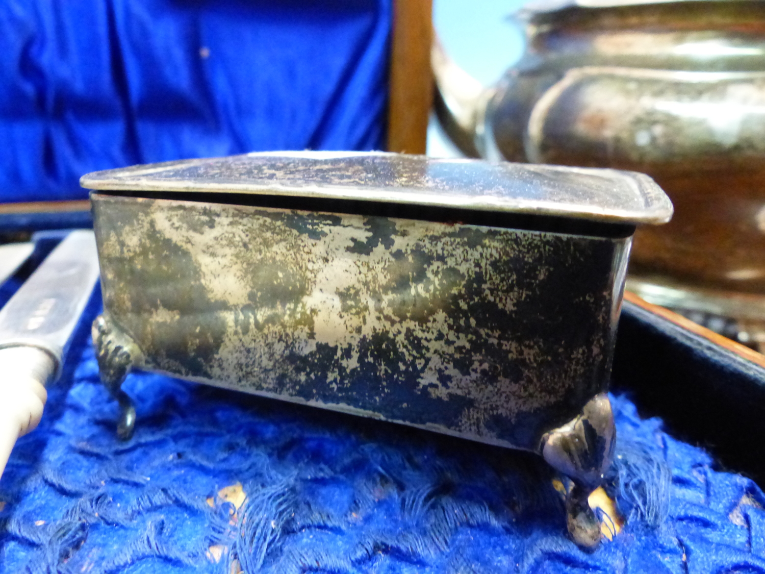 A VICTORIAN HALLMARKED SILVER PIERCED RIM GALLERY TRAY WITH WALNUT BASE TOGETHER WITH A HALLMARKED - Image 3 of 20