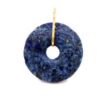A LAPIS LAZULI DISC PENDANT WITH A GOLD PENDANT FITTING. 4.7cm DIAMETER. WEIGHT 30.7grms.