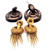 A PAIR OF ETRUSCAN ARTICULATED DROP EARRINGS WITH BUCKLE MOUNTS, TOGETHER WITH A PAIR OF PIQUE