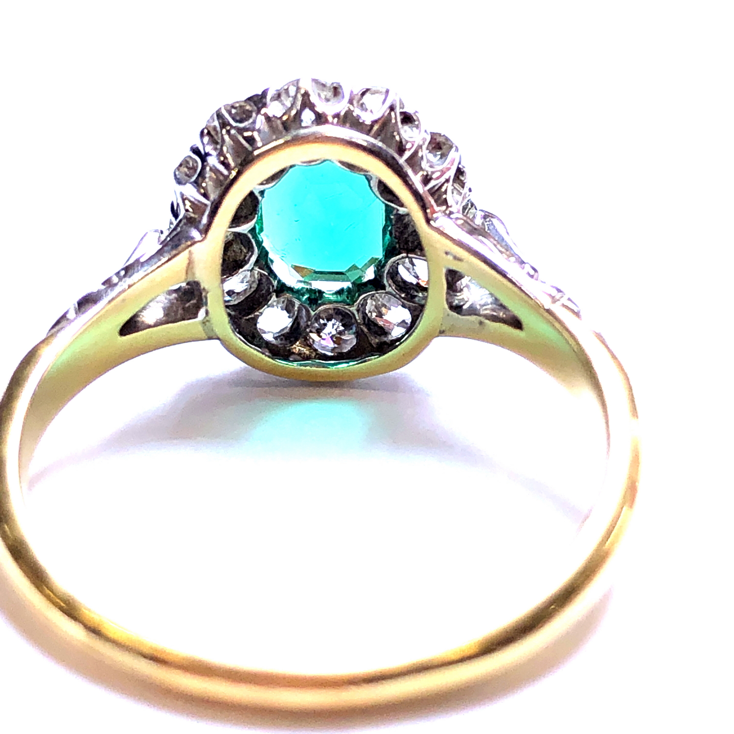 AN EMERALD AND DIAMOND CLUSTER RING. THE PRINCIPLE MIXED CUT EMERALD IN A TWELVE CLAW SETTING - Image 17 of 17