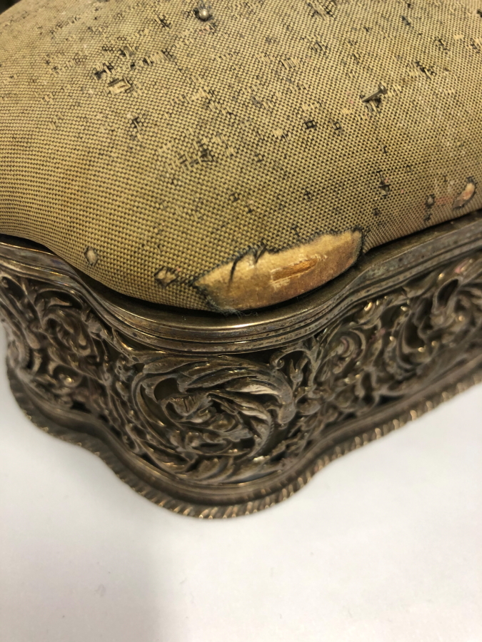 A VELVET PIN CUSHION WITH PIERCED SILVER BORDER HALLMARKED BIRMINGHAM DATED 1901,TOGETHER WITH A - Image 13 of 26