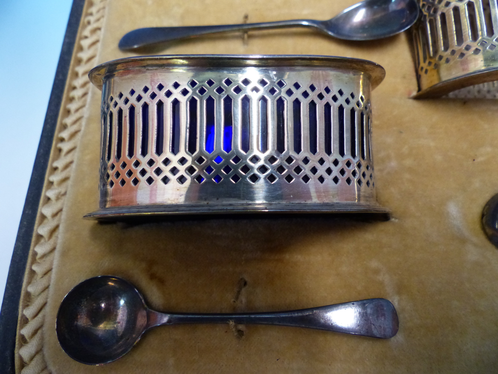 A CASED HALLMARKED SILVER FIVE PIECE CRUET SET WITH ASSOCIATED SPOONS. - Image 2 of 6