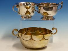 AN ANTIQUE TWO HANDLED HALLMARKED SILVER BOWL WITH A GILDED INTERIOR, A SMALL HAND HAMMERED