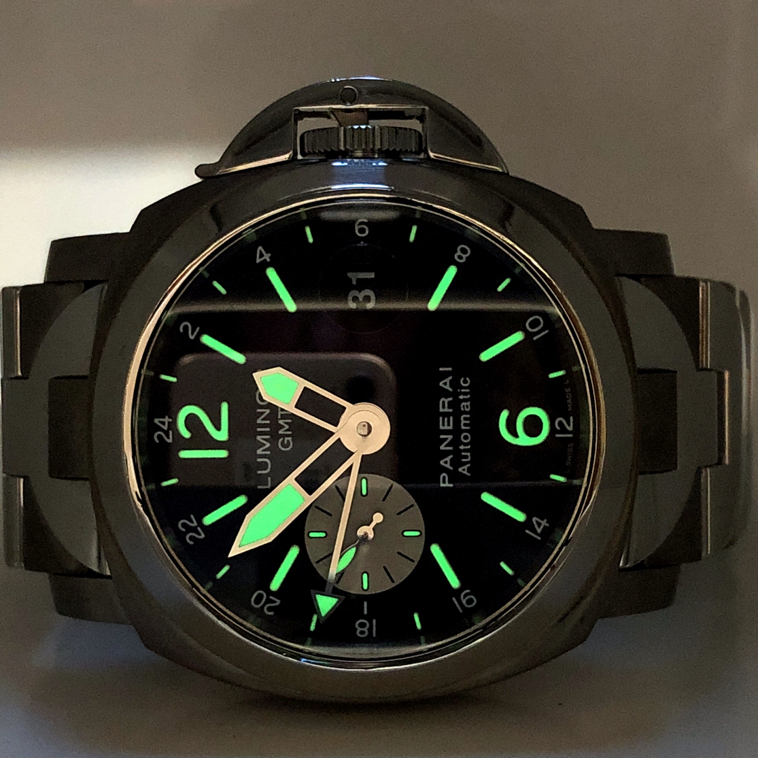 A PANERAI LUMINOR GMT AUTOMATIC WRIST WATCH. BLACK DIAL, TITANIUM CASE AND STAINLESS STEEL BI-