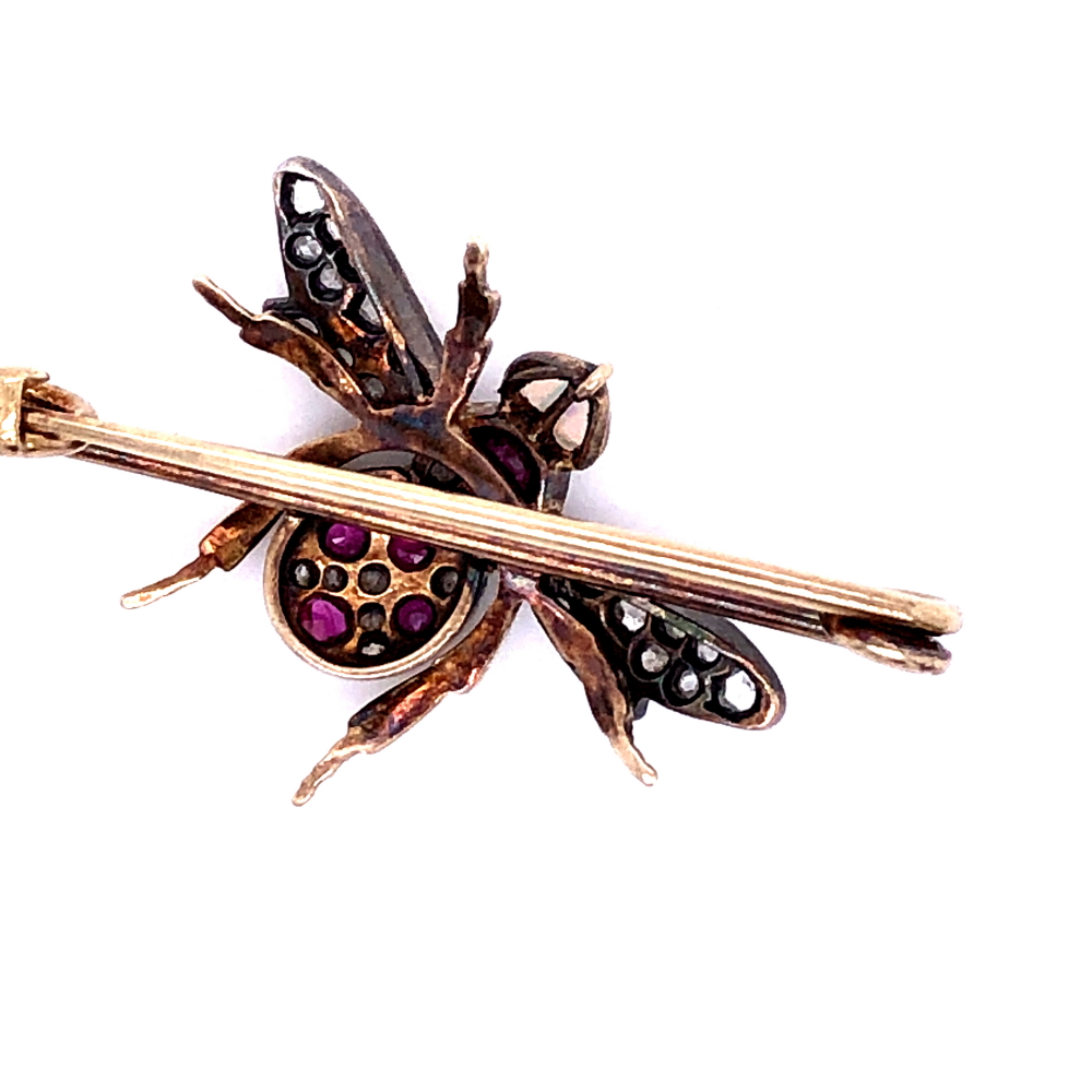 AN ANTIQUE GOLD AND GEMSET BEE BROOCH. THE BODY OF THE BEE IS SET WITH OLD CUT RUBIES AND DIAMONDS - Image 5 of 13