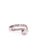 14ct WHITE GOLD FOUR CLAW SET DIAMOND SOLITAIRE TWIST RING WITH DIAMOND SET SHOULDERS. FINGER SIZE N
