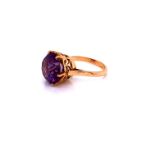 AN 18ct GOLD TESTED LARGE BRILLIANT CUT GEMSTONE RING MOUNTED IN A CARVED SIX CLAW SETTING. FINGER