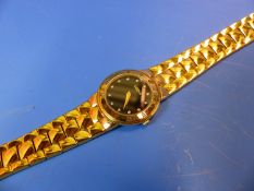 A LADIES GOLD PLATED GUCCI WATCH, REF 3300L, WITH BLACK DIAL DAUPHINE HANDS, ROMAN NUMERAL HOUR