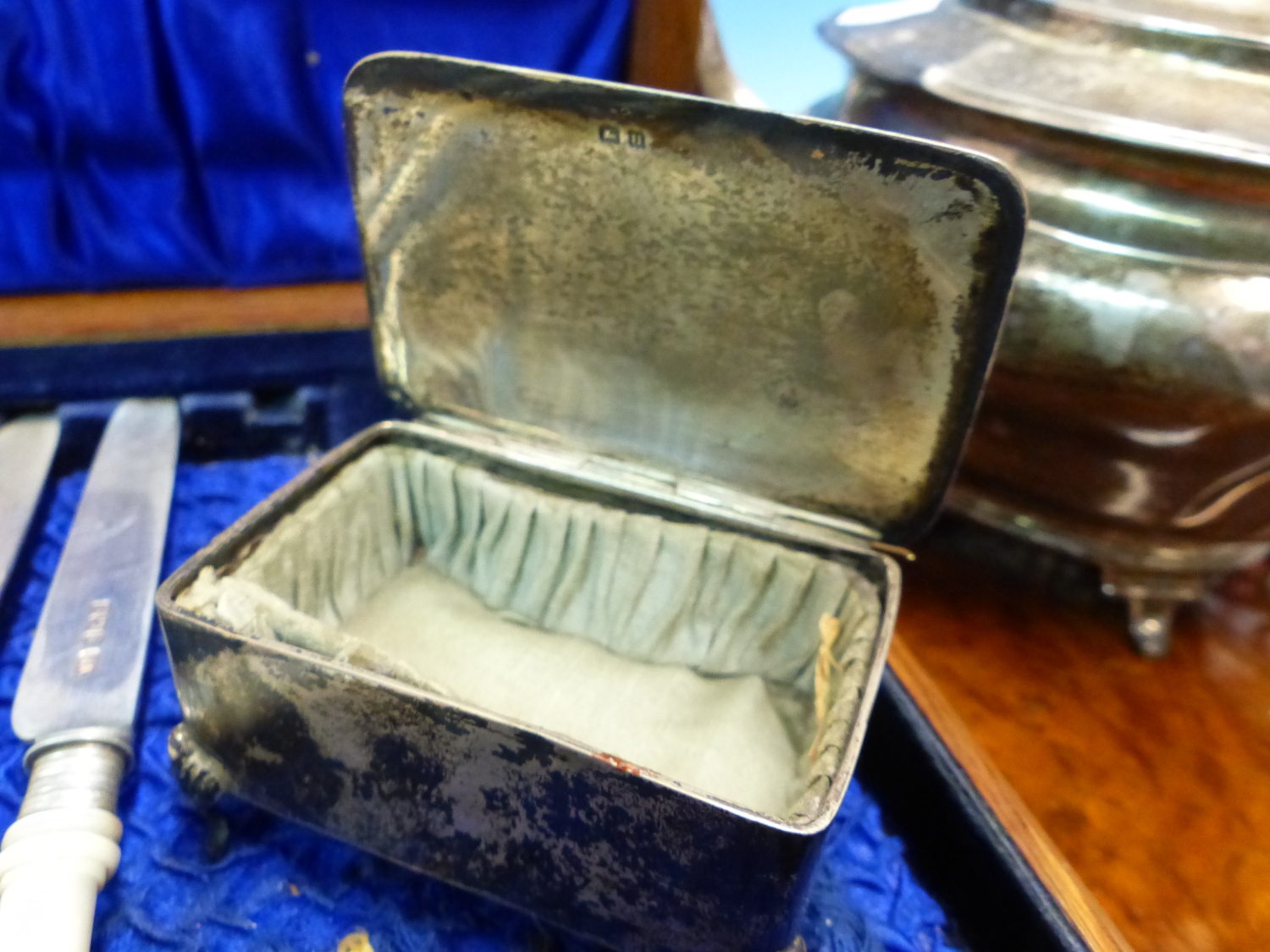 A VICTORIAN HALLMARKED SILVER PIERCED RIM GALLERY TRAY WITH WALNUT BASE TOGETHER WITH A HALLMARKED - Image 4 of 20