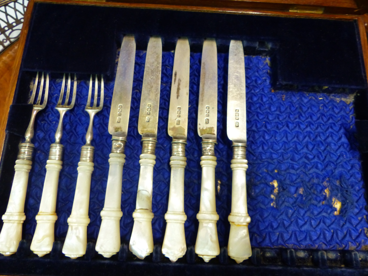 A VICTORIAN HALLMARKED SILVER PIERCED RIM GALLERY TRAY WITH WALNUT BASE TOGETHER WITH A HALLMARKED - Image 5 of 20