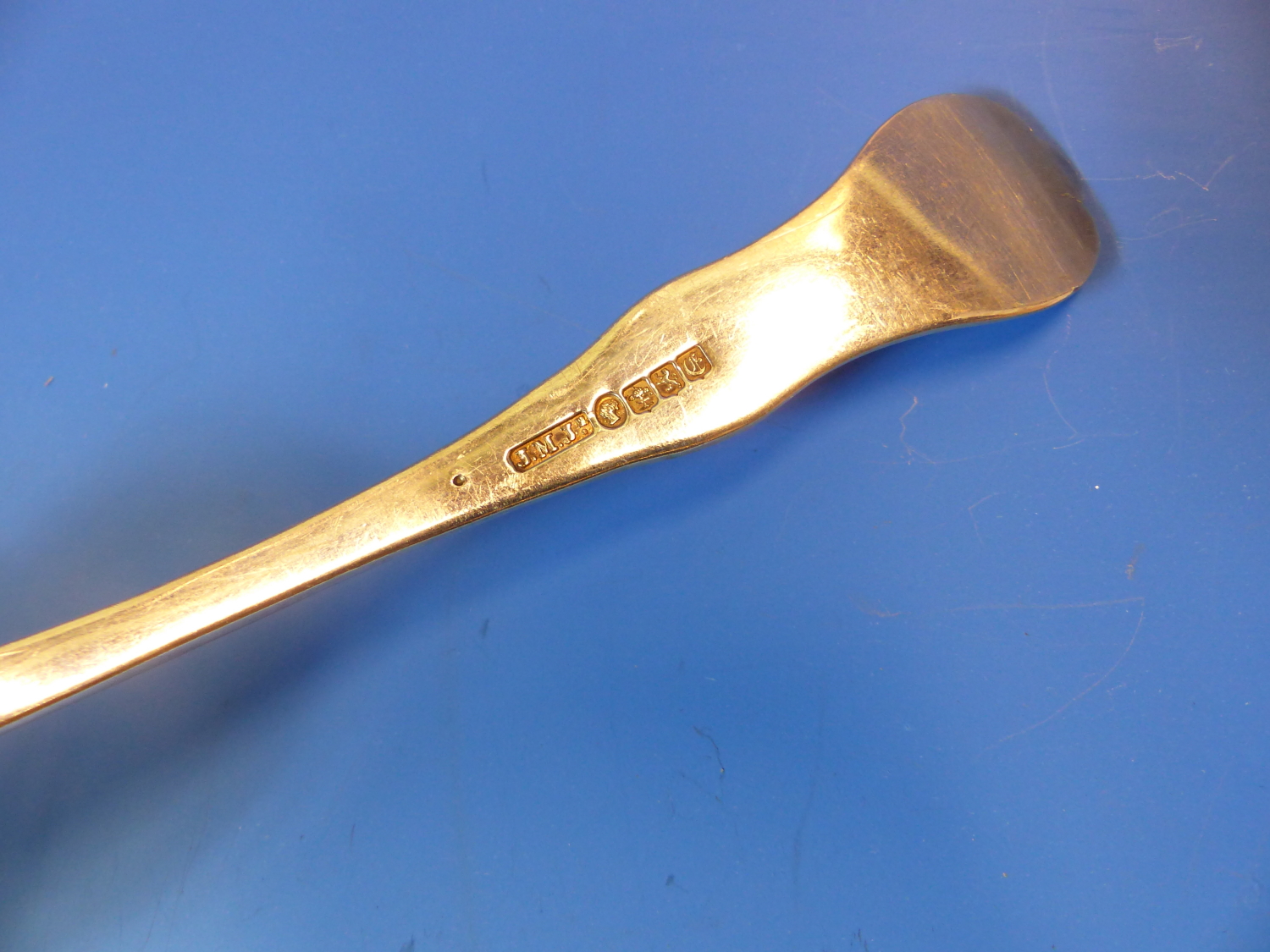 A PAIR OF 19th C. QUEENS PATTERN HALLMARKED SILVER SAUCE LADLES DATED 1851 GLASGOW FOR JOHN - Image 28 of 28