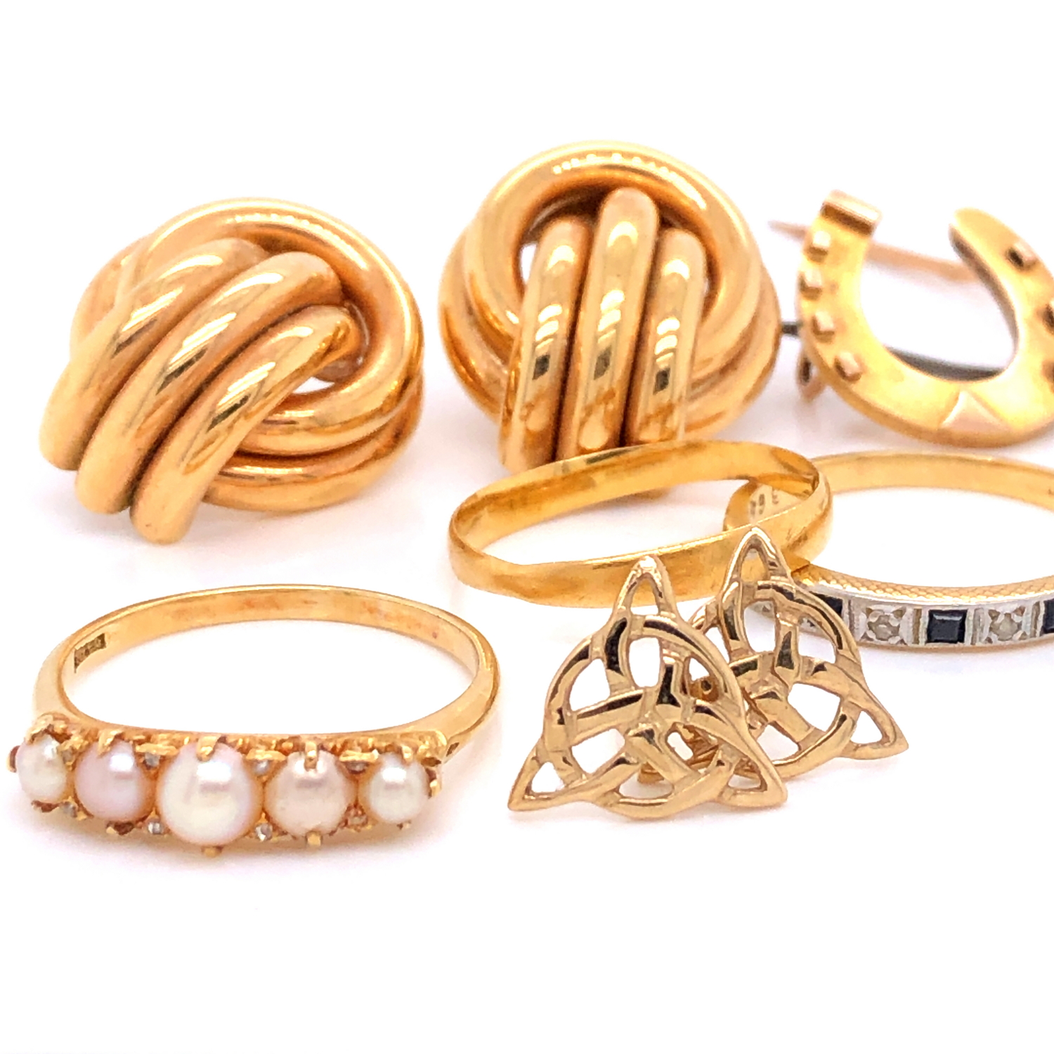 AN 18ct GOLD GRADUATED PEARL AND DIAMOND CARVED HALF HOOP RING, FINGER SIZE R, TOGETHER WITH A