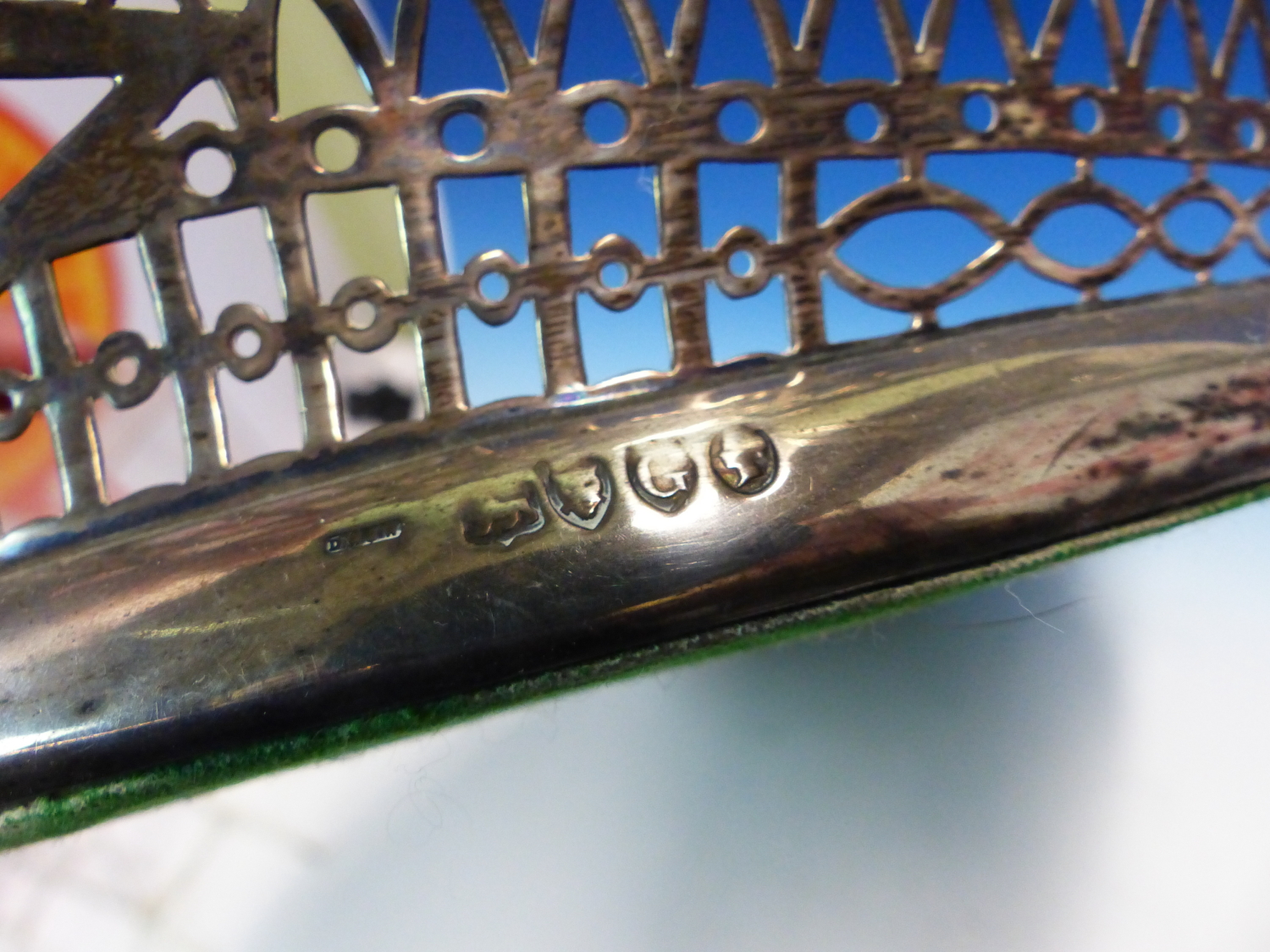 A VICTORIAN HALLMARKED SILVER PIERCED RIM GALLERY TRAY WITH WALNUT BASE TOGETHER WITH A HALLMARKED - Image 20 of 20