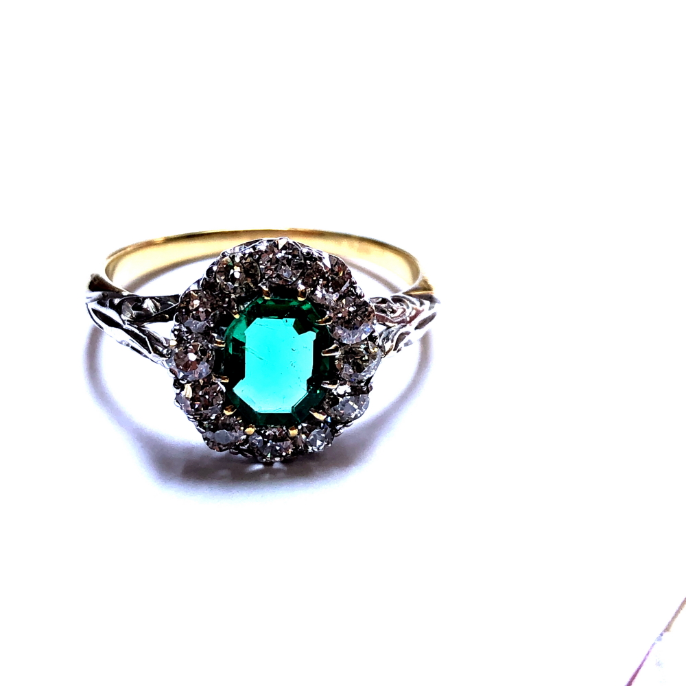 AN EMERALD AND DIAMOND CLUSTER RING. THE PRINCIPLE MIXED CUT EMERALD IN A TWELVE CLAW SETTING - Image 5 of 17