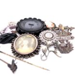 A SELECTION OF ANTIQUE AND LATER BROOCHES AND STICK PINS TO INCLUDE SILVER EXAMPLES, PORTRAIT,