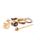 AN COLLECTION OF 9ct AND 18ct GOLD JEWELLERY TO INCLUDE AN EGYPTIAN ENAMEL RING, A SAPPHIRE AND