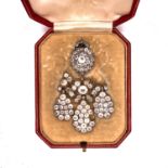 A PASTE STONE LAVALIER PENDANT IN A FITTED CASE.