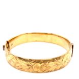 A 9ct GOLD HALLMARKED HINGED EXPANDNG BANGLE WITH BUILT IN SAFETY. DATED 1977, WITH A JUBILEE