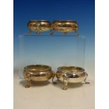 A SET OF FOUR HALLMARKED SILVER TABLE SALTS ON SHAPED CABRIOLE LEGS DATED 1929 FOR WILLIAM