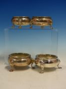 A SET OF FOUR HALLMARKED SILVER TABLE SALTS ON SHAPED CABRIOLE LEGS DATED 1929 FOR WILLIAM