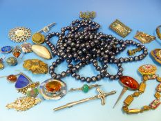 A COLLECTION OF VINTAGE JEWELLERY TO INCLUDE ENAMEL, MICRO MOSAIC, PEARLS, AMBER, BROOCHES, ETC.