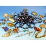 A COLLECTION OF VINTAGE JEWELLERY TO INCLUDE ENAMEL, MICRO MOSAIC, PEARLS, AMBER, BROOCHES, ETC.