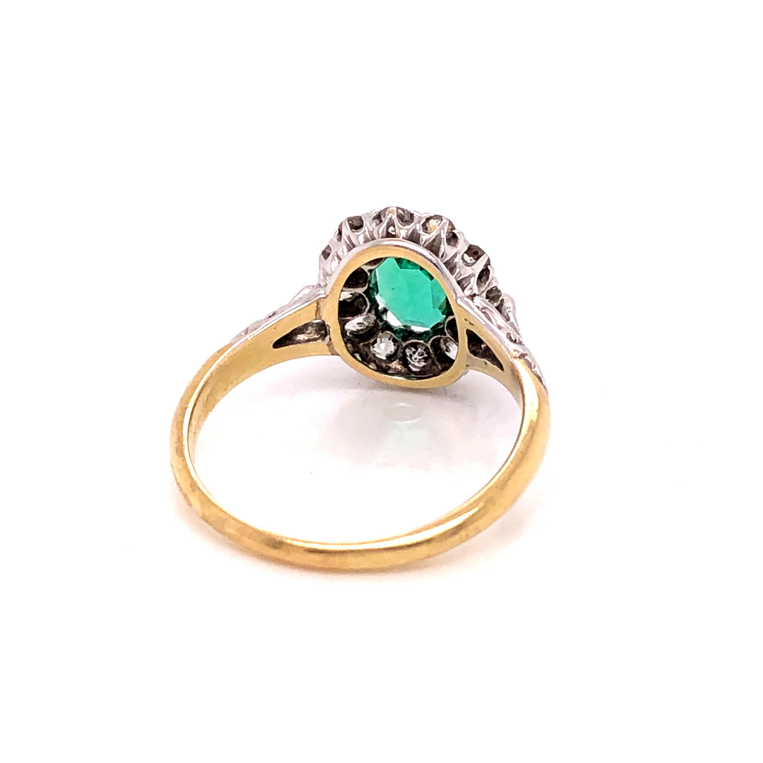 AN EMERALD AND DIAMOND CLUSTER RING. THE PRINCIPLE MIXED CUT EMERALD IN A TWELVE CLAW SETTING - Image 10 of 17