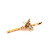 A 15ct GOLD INSECT BAR BROOCH SET WITH AN AQUAMARINE BODY AND SEED PEARL WINGS. MEASUREMENTS 6.