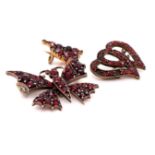 A GROUP OF ANTIQUE GARNET SET BROOCHES TO INCLUDE DOUBLE HEART, A BUTTERFLY AND A SWAG. GROSS WEIGHT