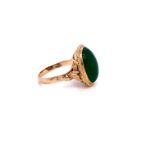 AN 18ct GOLD STAMPED AND TESTED CARVED FOLIATE DESIGN VINTAGE GREEN STONE RING. FINGER SIZE Q 1/2.
